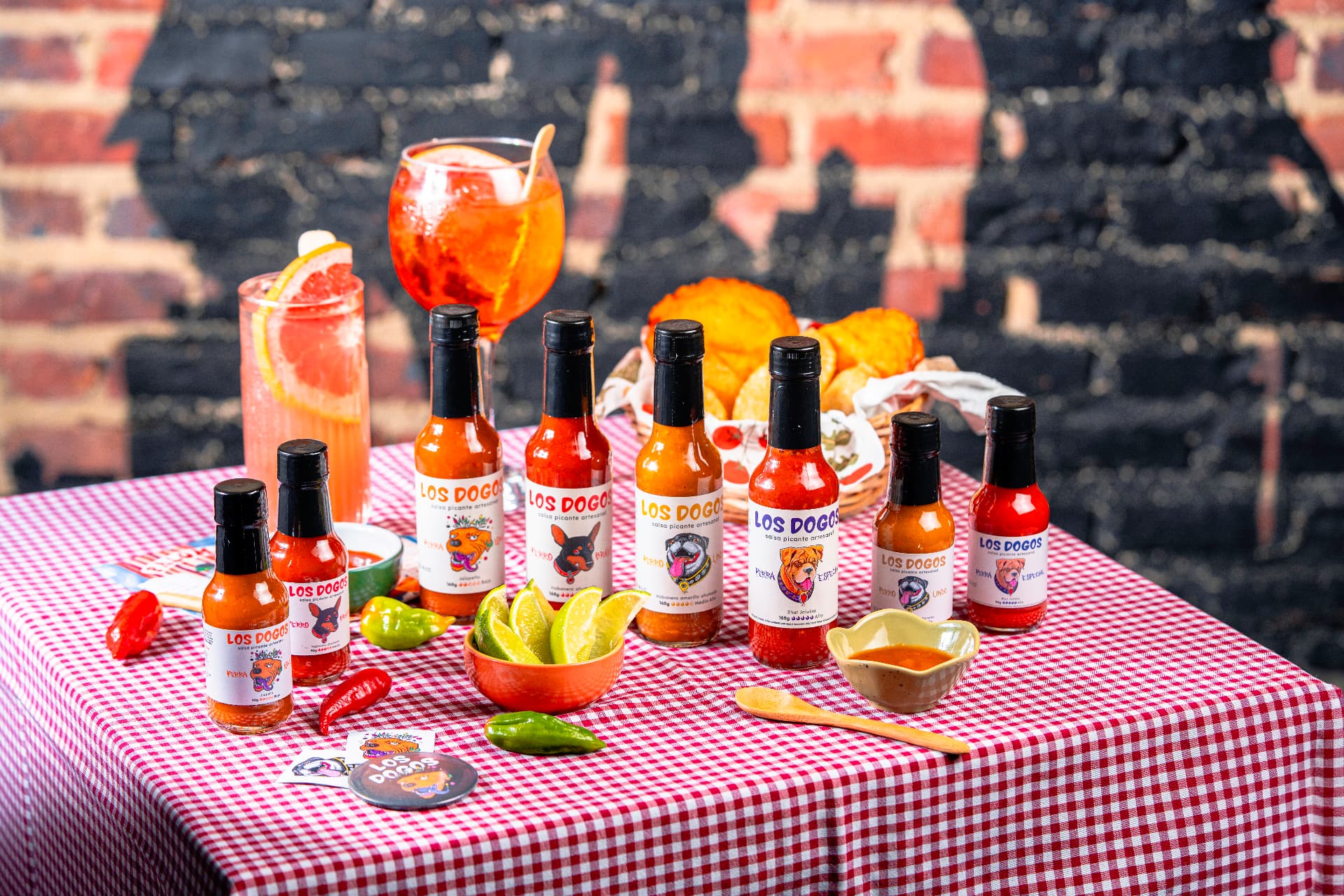 Familia completa de salsas Los Dogos en la mesa